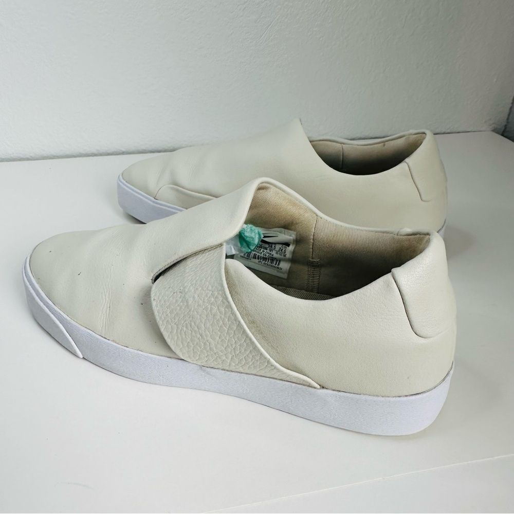 Nike Ivory Leather Slip On Sneakers Women Size 7.5 Flaw